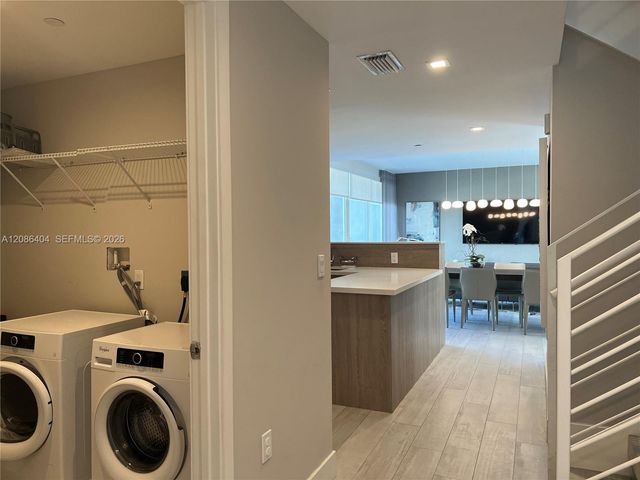 1000 99 6, Bay Harbor Islands, FL 33154
