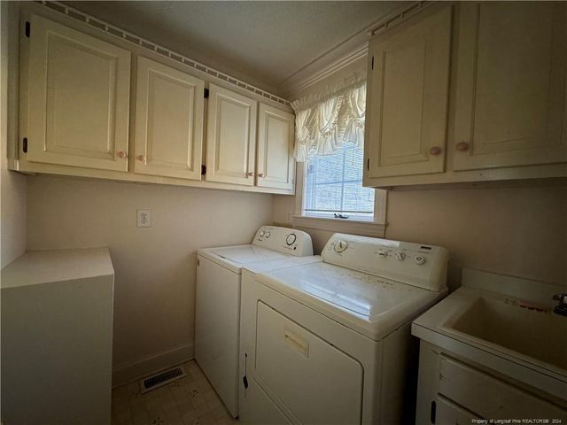 908 E Prospect Avenue, Raeford, NC 28376