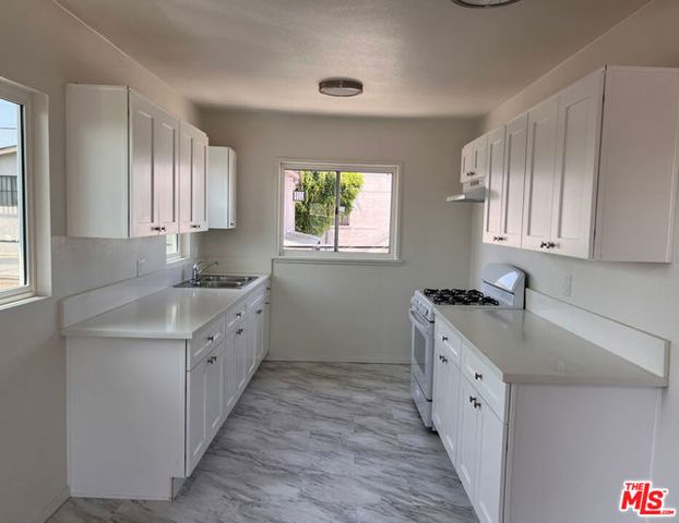 945 W 76th Street, Los Angeles, CA 90044