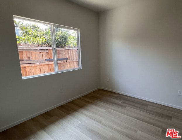 945 W 76th Street, Los Angeles, CA 90044