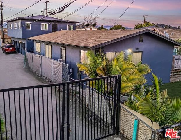 945 W 76th Street, Los Angeles, CA 90044