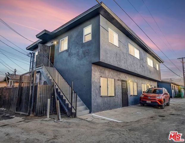 945 W 76th Street, Los Angeles, CA 90044