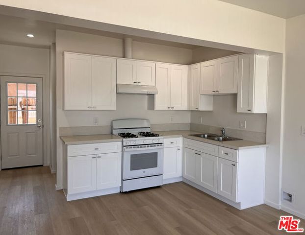 945 W 76th Street, Los Angeles, CA 90044