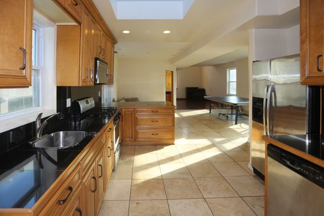 2458 N CLYBOURN Avenue, Chicago, IL 60614