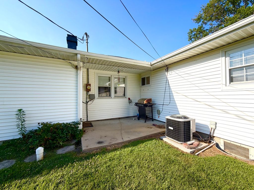 Image 13 of property listing at 1402 Jonquil Street, Centralia, IL 62801