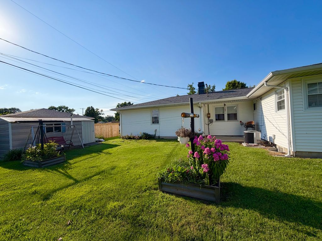 Image 14 of property listing at 1402 Jonquil Street, Centralia, IL 62801