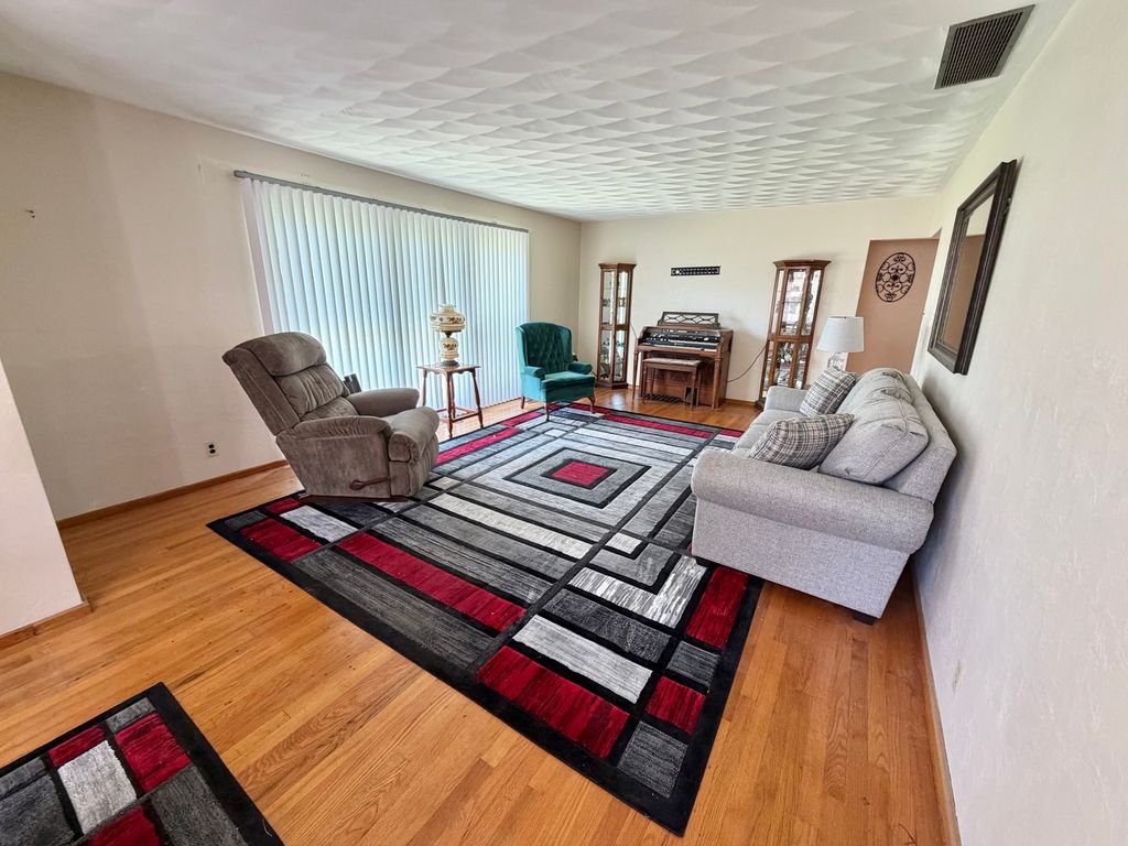 Image 3 of property listing at 1402 Jonquil Street, Centralia, IL 62801