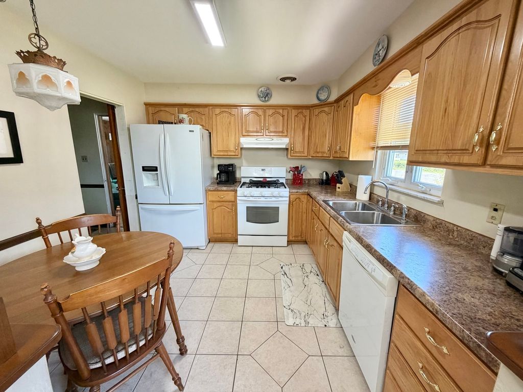 Image 5 of property listing at 1402 Jonquil Street, Centralia, IL 62801