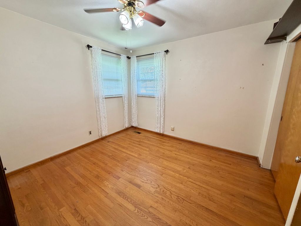 Image 7 of property listing at 1402 Jonquil Street, Centralia, IL 62801