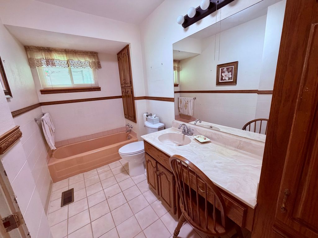 Image 8 of property listing at 1402 Jonquil Street, Centralia, IL 62801