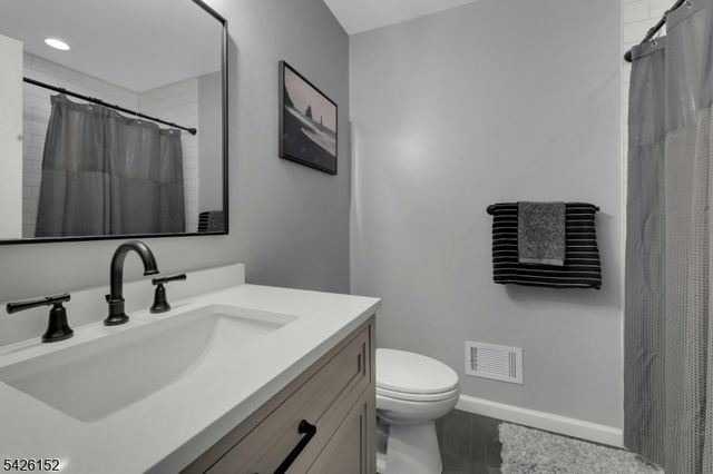 80 Magnolia Way, North Haledon Boro, NJ 07508