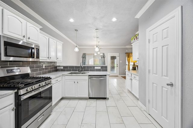 217 Matlock Meadow Drive, Arlington, TX 76002