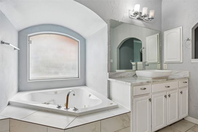 217 Matlock Meadow Drive, Arlington, TX 76002