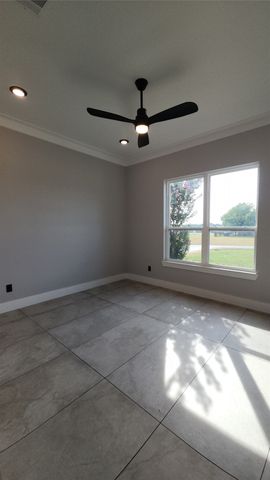 740 Arledge Street, Azle, TX 76020