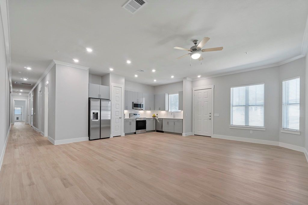 865 Limmer LOOP 1024, Hutto, TX 78634