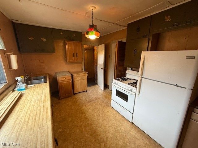 807 Clement Avenue, Belpre, OH 45714