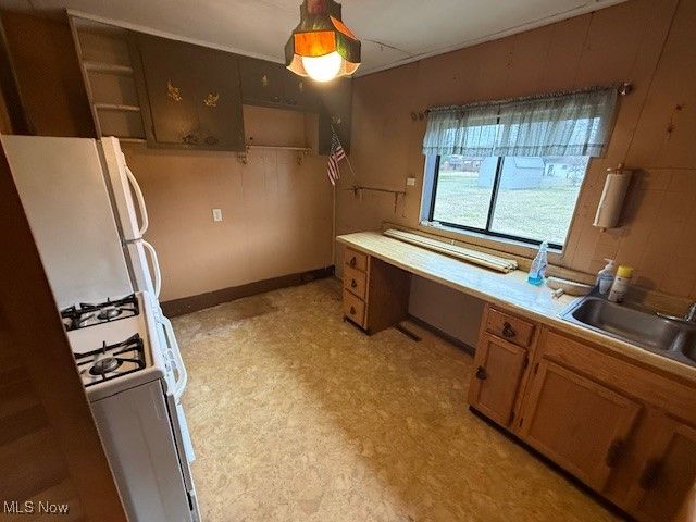 807 Clement Avenue, Belpre, OH 45714