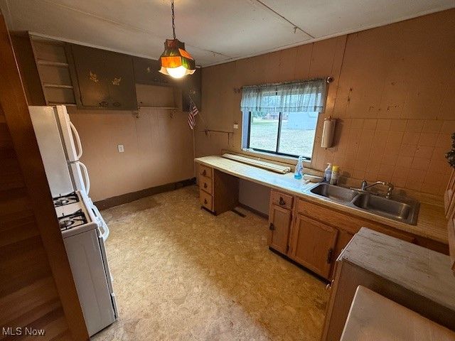 807 Clement Avenue, Belpre, OH 45714