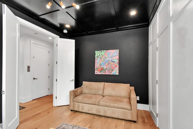 2303 Yupon Street, Houston, TX 77006