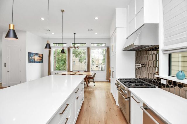 2303 Yupon Street, Houston, TX 77006