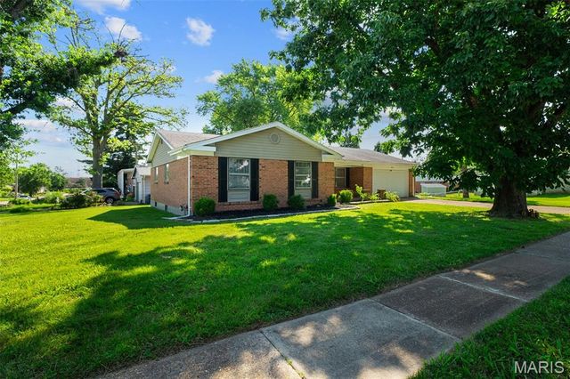 2050 Trotter Way, Florissant, MO 63033