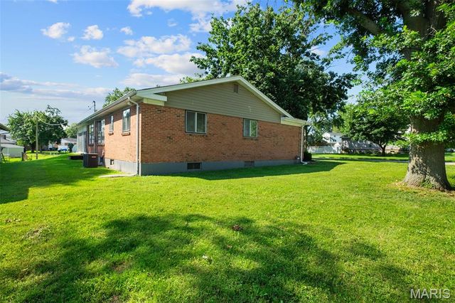 2050 Trotter Way, Florissant, MO 63033