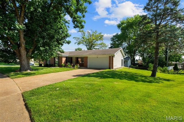 2050 Trotter Way, Florissant, MO 63033