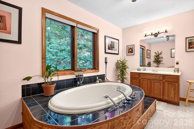 127 Woodburn Drive, Swannanoa, NC 28778