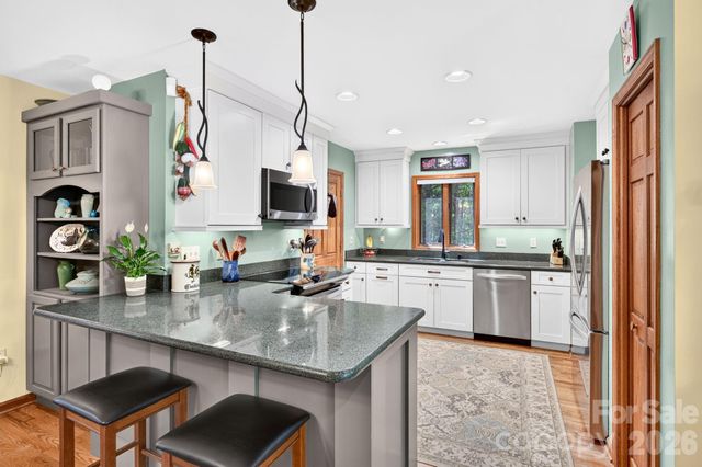127 Woodburn Drive, Swannanoa, NC 28778