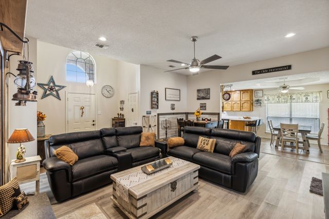 613 Reeves Lane, Kennedale, TX 76060