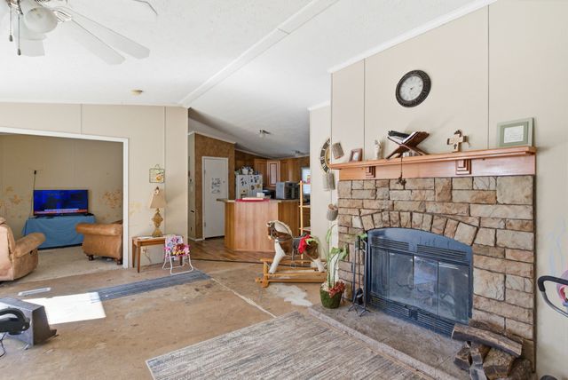 406 Hilltop Meadows Court, Springtown, TX 76082