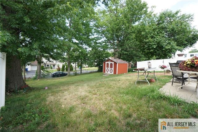 22 Lowell Street, Iselin, NJ 08830