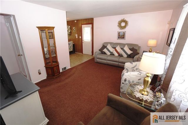 22 Lowell Street, Iselin, NJ 08830
