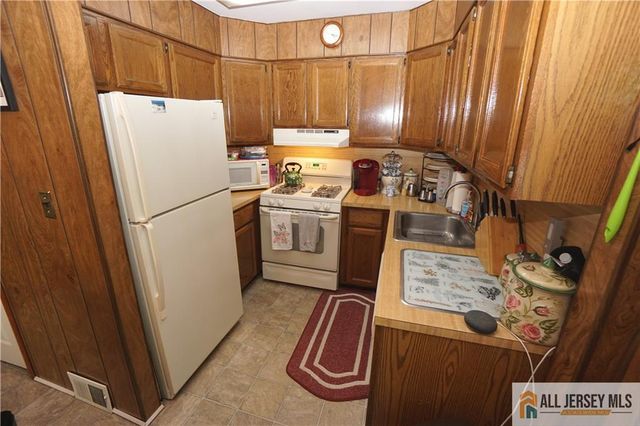 22 Lowell Street, Iselin, NJ 08830