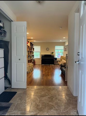 1542 Brentwood Drive, Troy, MI 48098
