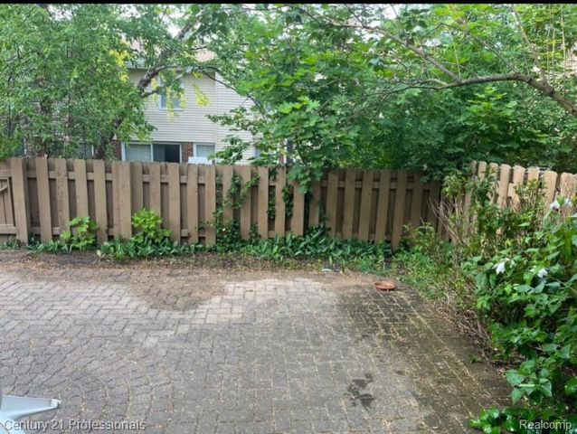 1542 Brentwood Drive, Troy, MI 48098