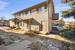 29w560 Winchester Circle 4, Warrenville, IL 60555