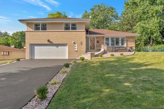 8714 Lynwood Drive, Hickory Hills, IL 60457