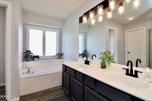 7155 E Lake Court, Perrysburg, OH 43551