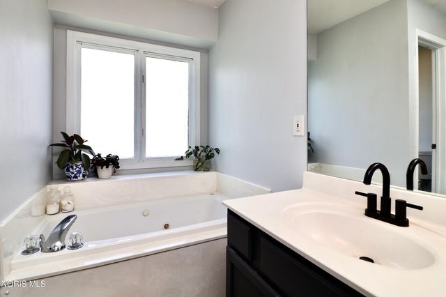 7155 E Lake Court, Perrysburg, OH 43551