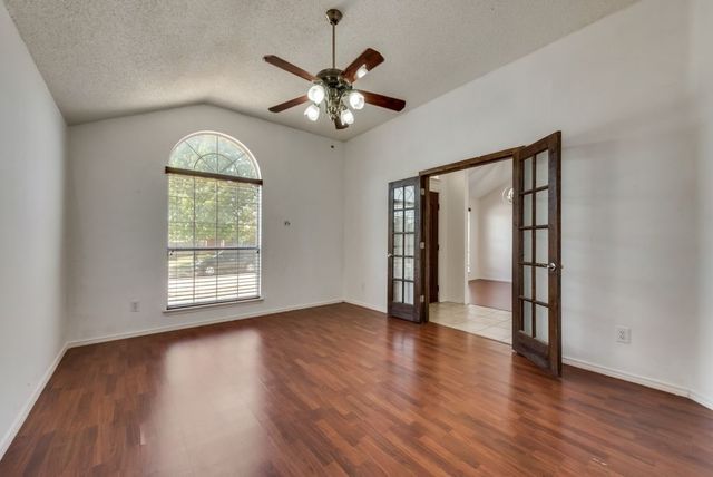 325 Crestview Drive, Arlington, TX 76018