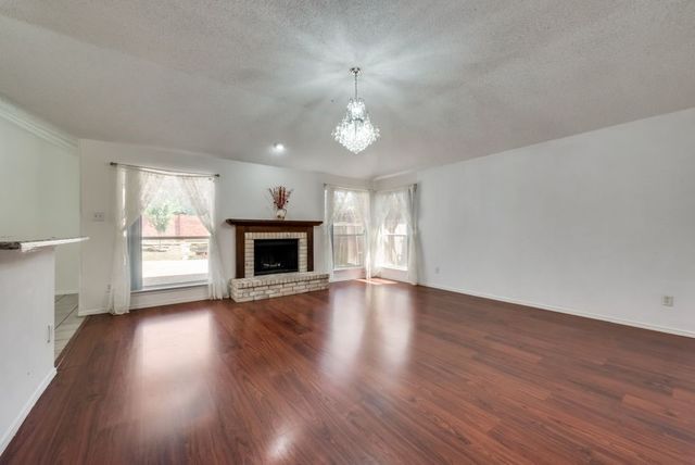 325 Crestview Drive, Arlington, TX 76018