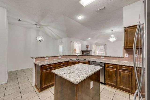 325 Crestview Drive, Arlington, TX 76018