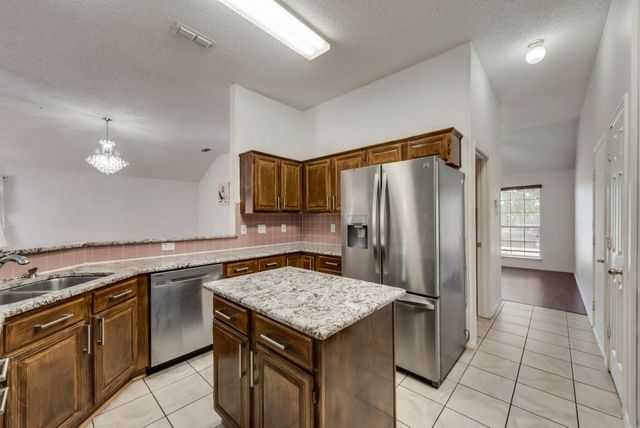 325 Crestview Drive, Arlington, TX 76018