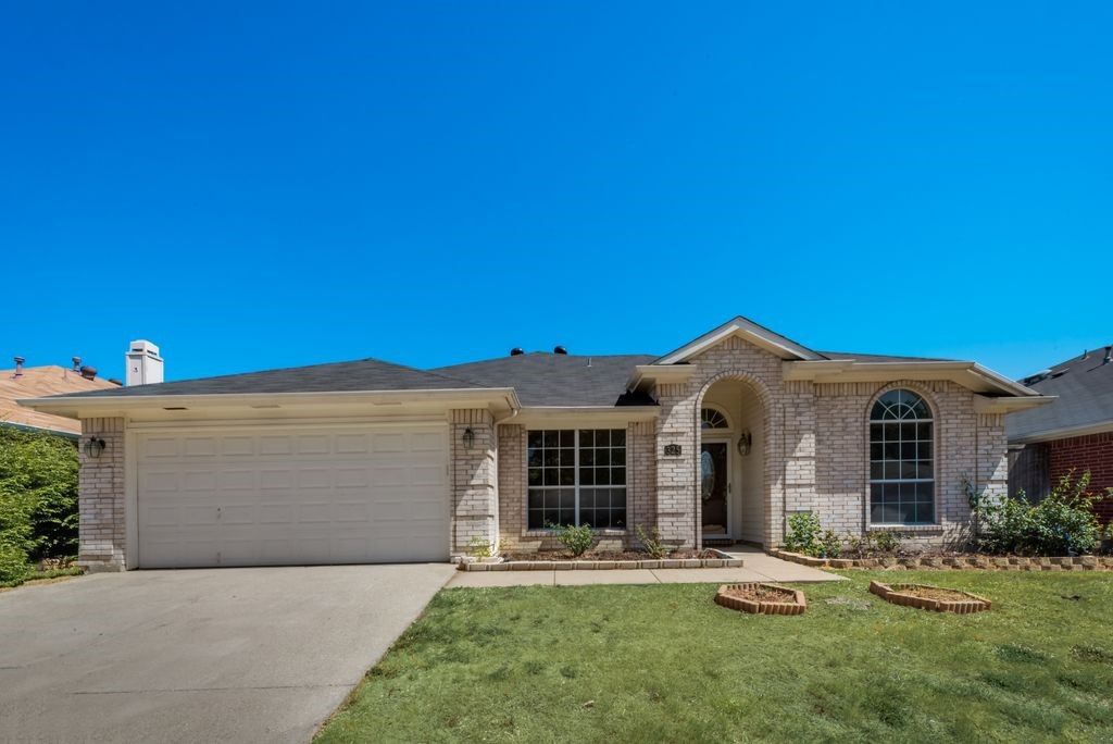 325 Crestview Drive, Arlington, TX 76018