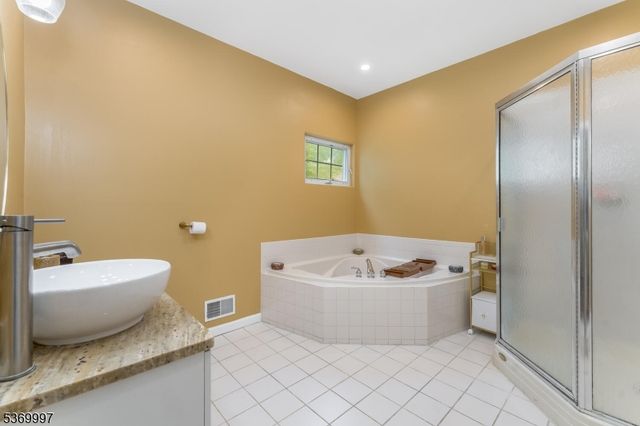 5 Jade Ln, Lopatcong Twp., NJ 08865