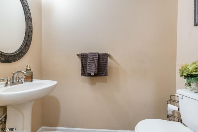 5 Jade Ln, Lopatcong Twp., NJ 08865