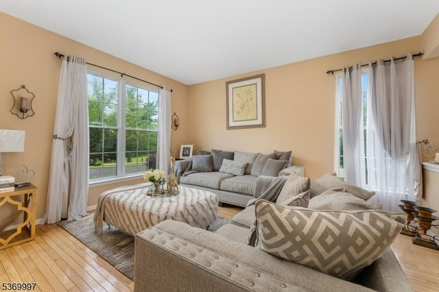 5 Jade Ln, Lopatcong Twp., NJ 08865
