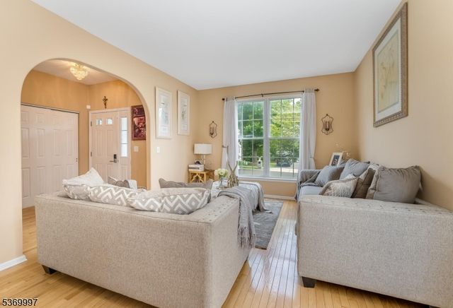 5 Jade Ln, Lopatcong Twp., NJ 08865