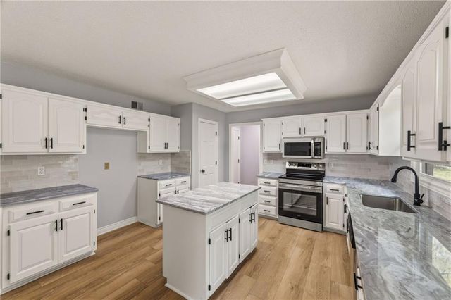 12495 S Hagan Lane, Olathe, KS 66062